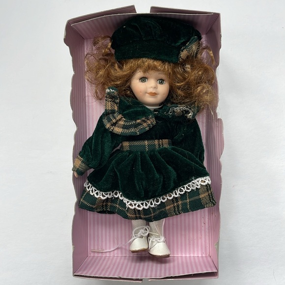 TOTSY “PORCELAIN CLASSIC BEAUTY” Doll - Picture 4 of 9